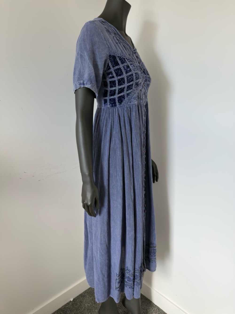 298. VTG Blue Embroidered Button-Front Velour Women's Dress - Picture 9 of 11
